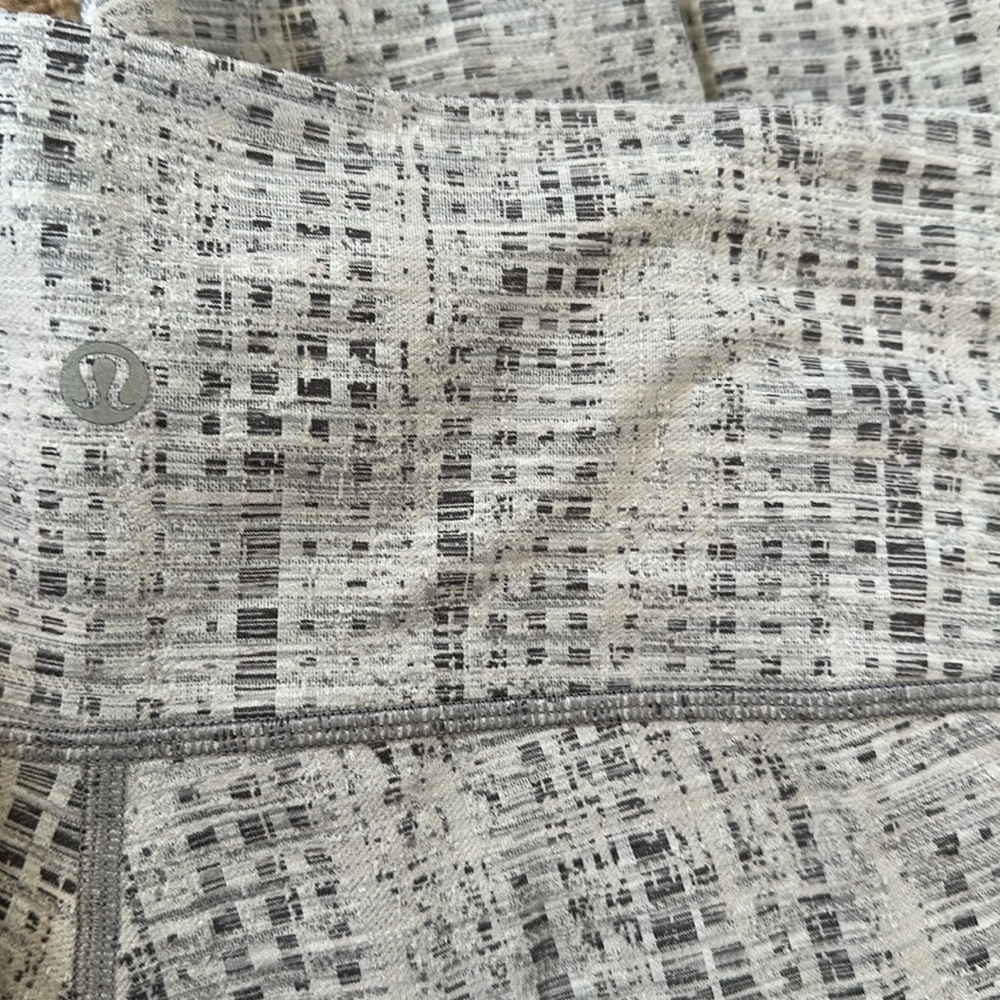 Lululemon Align 28 inch, size 6, grey pattern